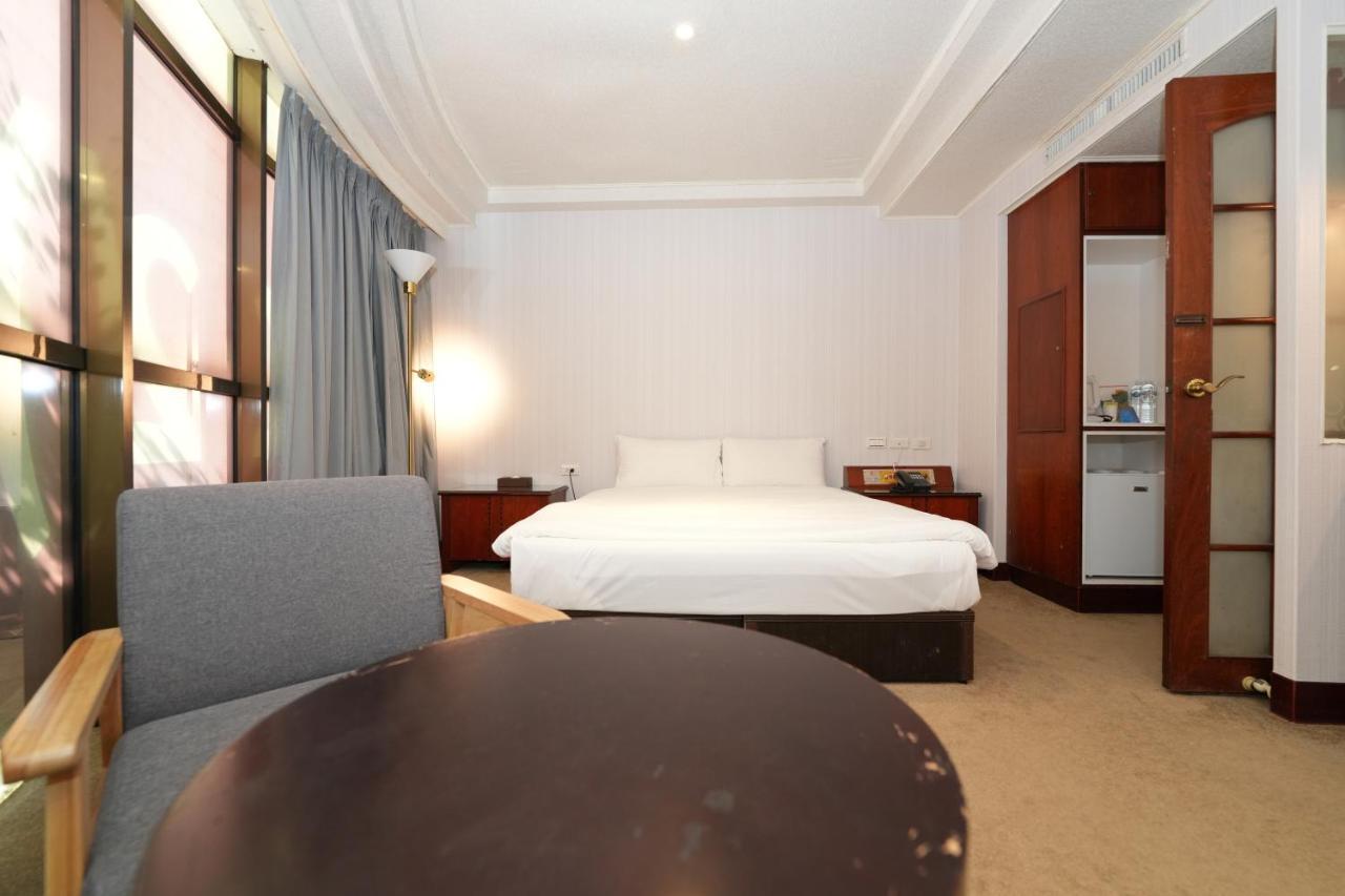 Meworld Hotel - Sanchong Тайпей Екстериор снимка