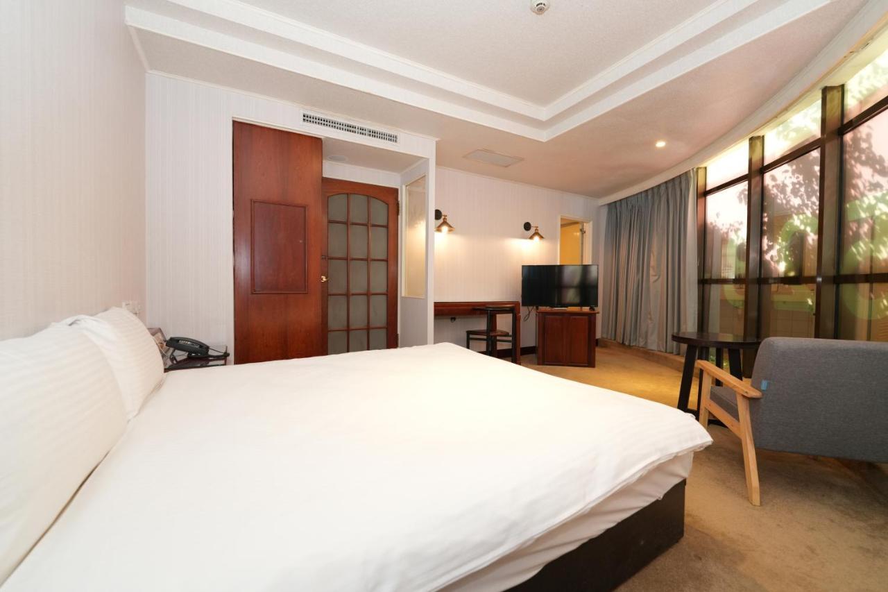 Meworld Hotel - Sanchong Тайпей Екстериор снимка