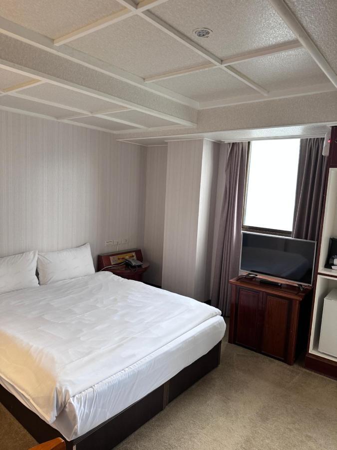 Meworld Hotel - Sanchong Тайпей Екстериор снимка