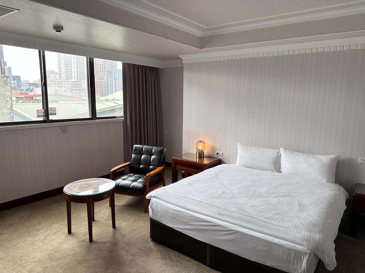 Meworld Hotel - Sanchong Тайпей Екстериор снимка