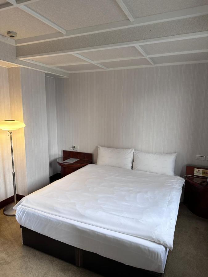 Meworld Hotel - Sanchong Тайпей Екстериор снимка