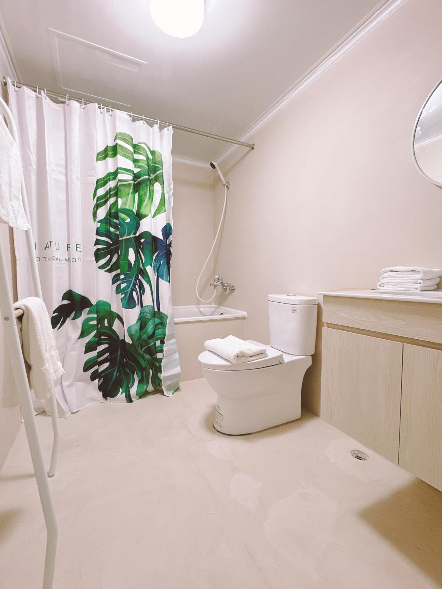 Meworld Hotel - Sanchong Тайпей Екстериор снимка